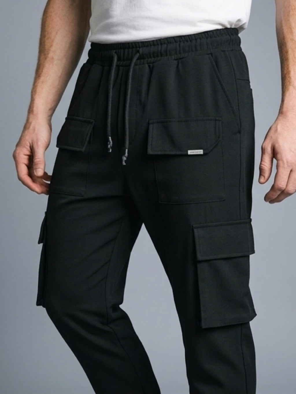 بنطلون رمادي، بنطلون رجالي، slim fit pants، grey pants، بنطلون مريح، بنطلون بخصر مطاطي، ملابس رجالية كاجوال، بنطلون يومي