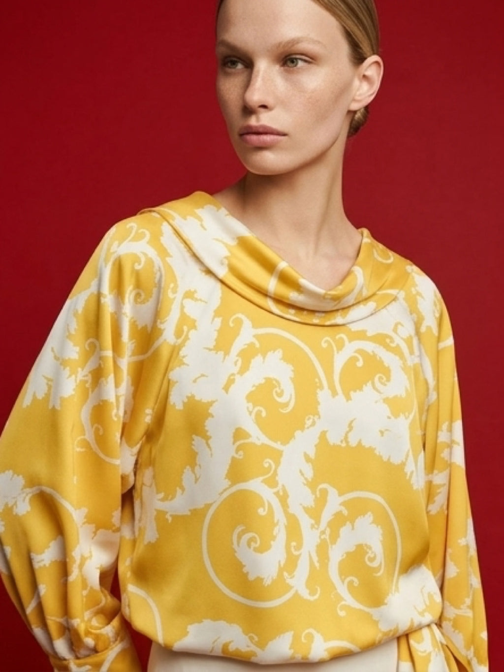 بلوزة نسائية فاخرة بظهر مفتوح ونقشة كلاسيكية – لون أصفر | Luxury Open Back Blouse