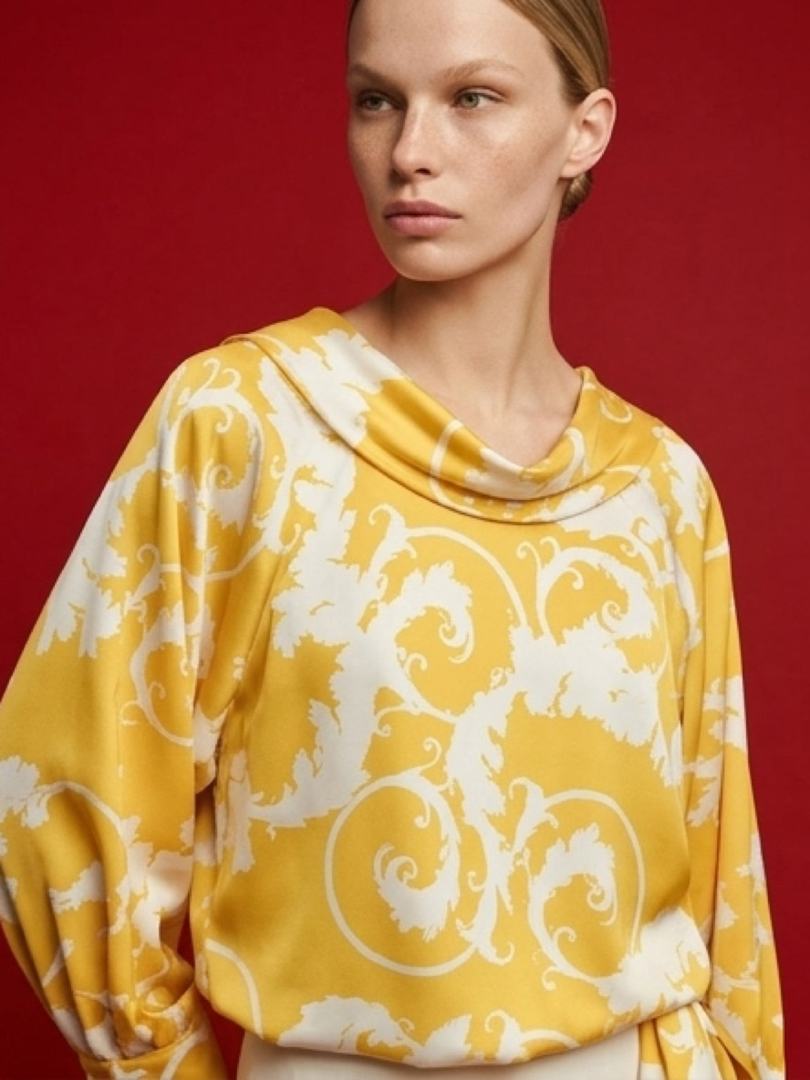بلوزة نسائية فاخرة بظهر مفتوح ونقشة كلاسيكية – لون أصفر | Luxury Open Back Blouse