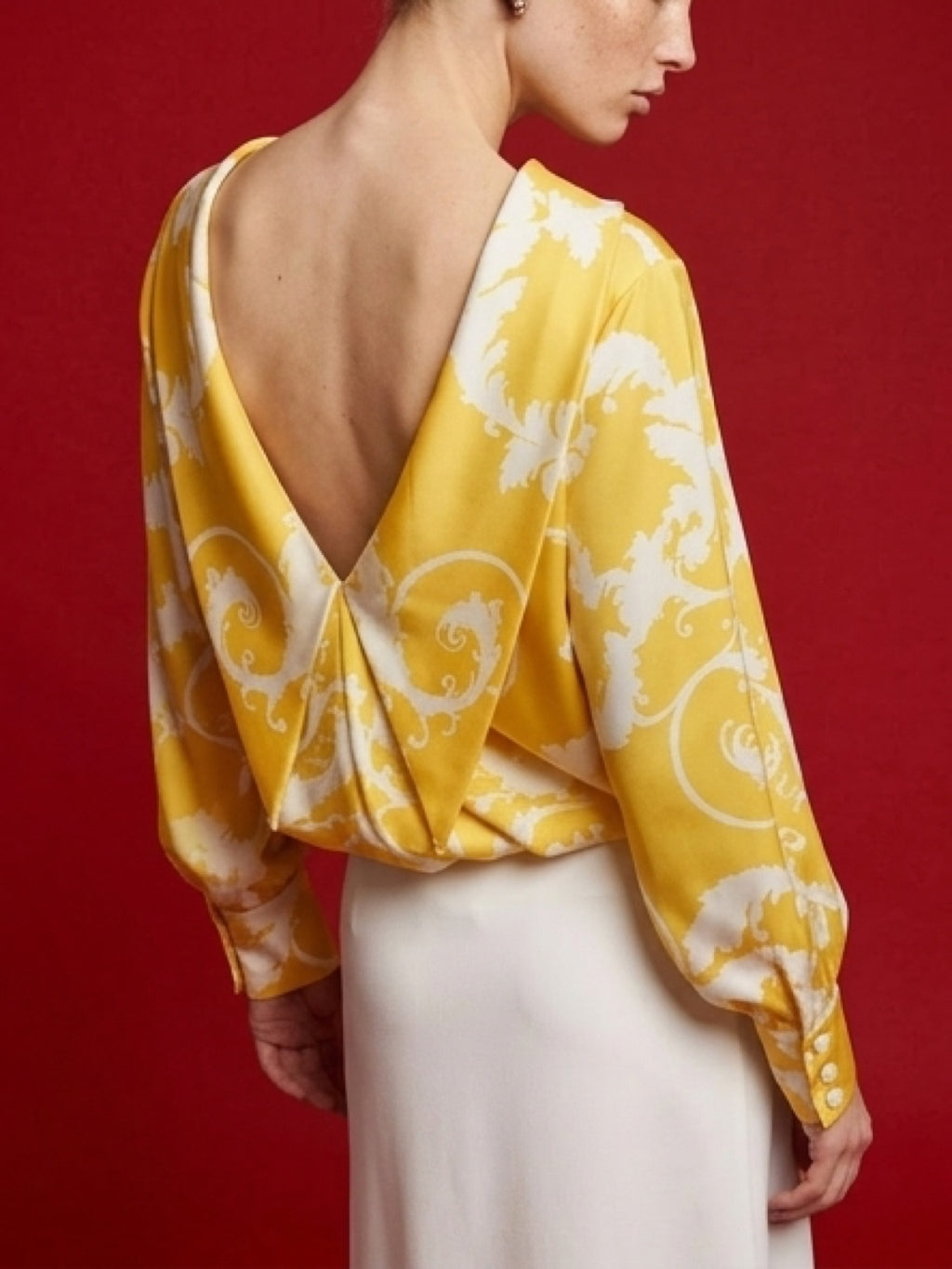 بلوزة نسائية فاخرة بظهر مفتوح ونقشة كلاسيكية – لون أصفر | Luxury Open Back Blouse
