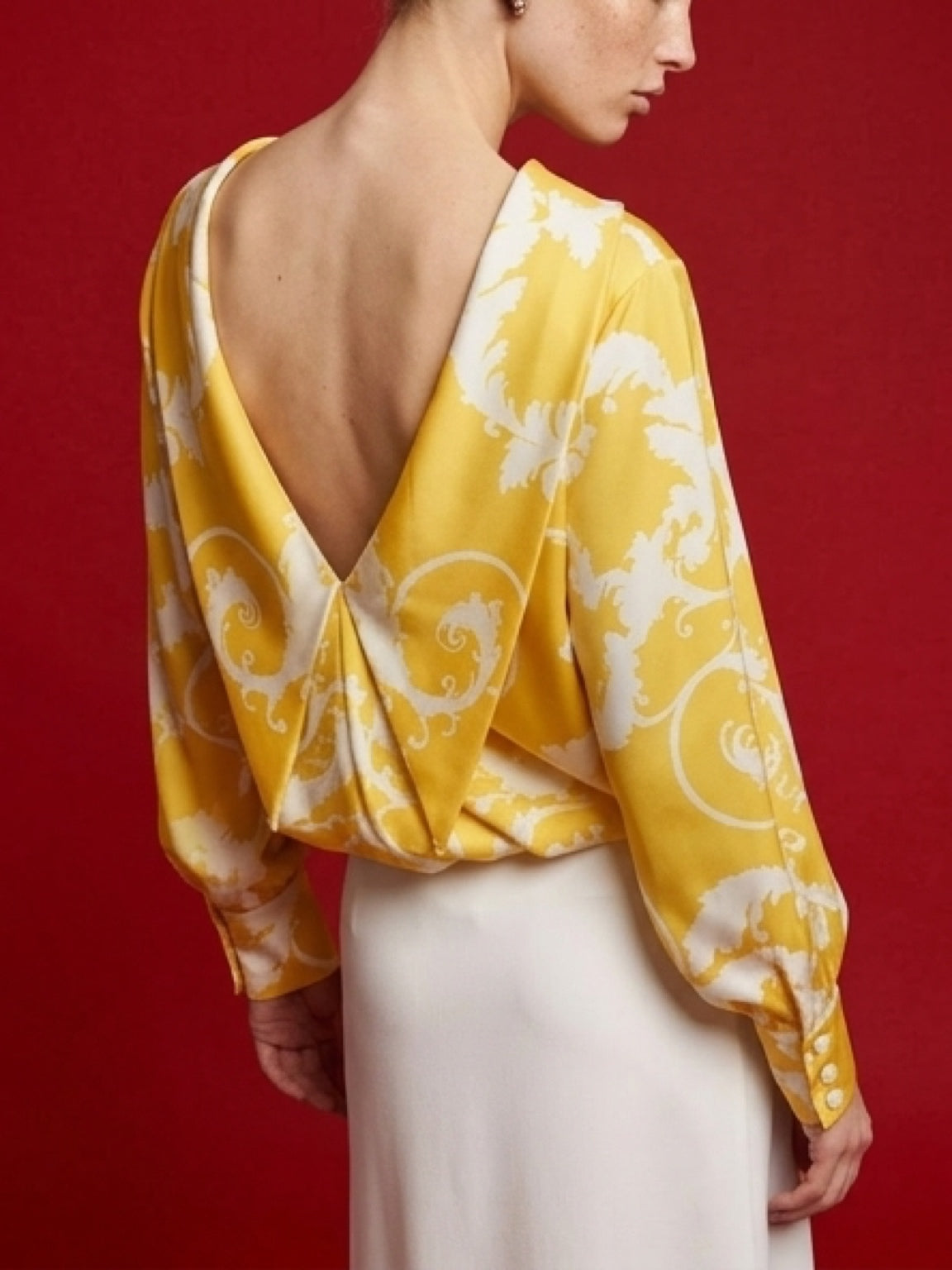 بلوزة نسائية فاخرة بظهر مفتوح ونقشة كلاسيكية – لون أصفر | Luxury Open Back Blouse