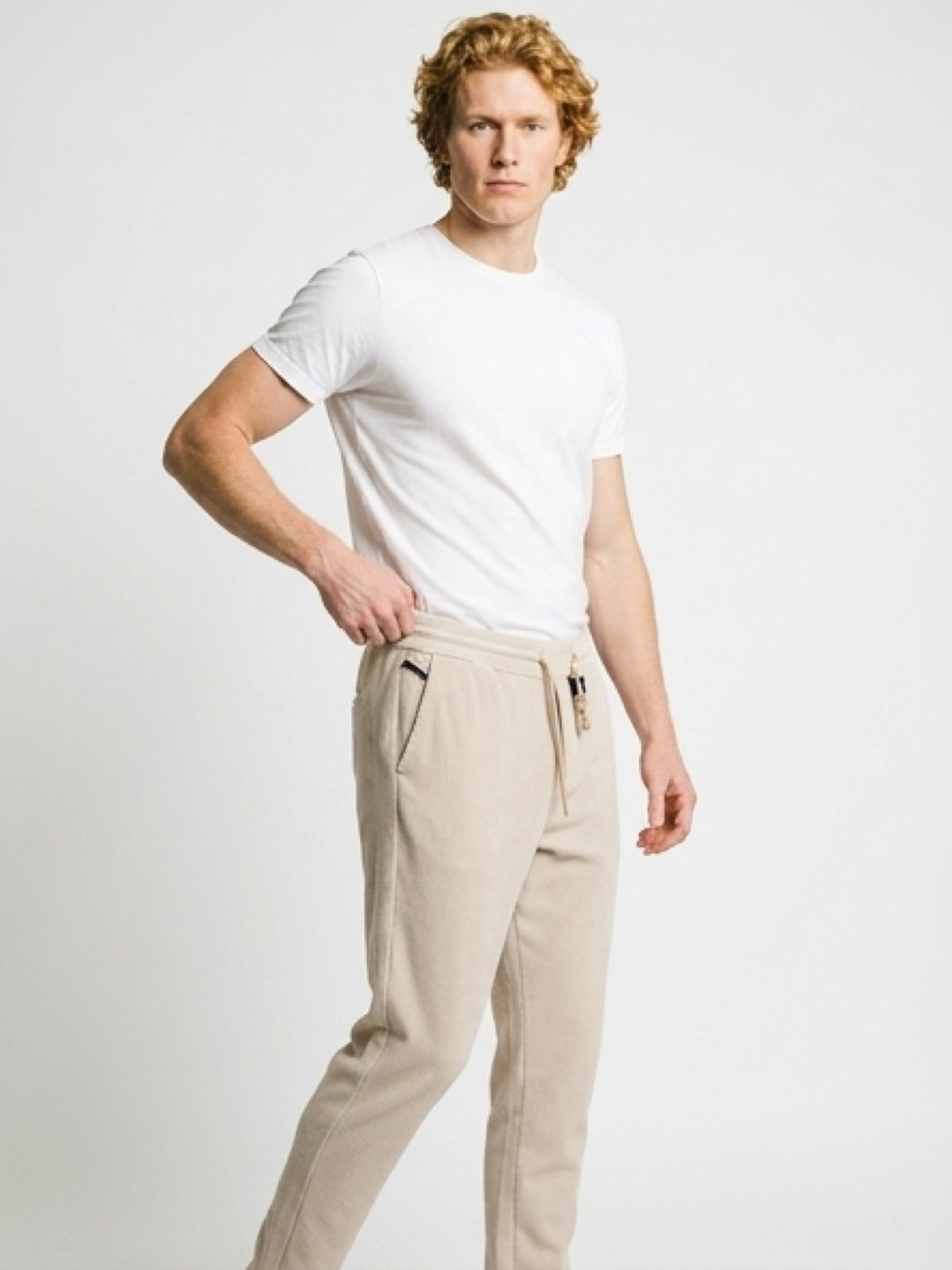 بنطلون رجالي كوردروي ناعم بيج – قصة مريحة بخصر مطاطي ورباط Adjustable Corduroy Pants