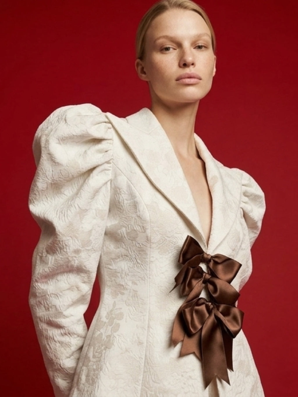 بليزر نسائي فاخر مع فيونكة ساتان – لون أوف وايت | Elegant Bow Blazer